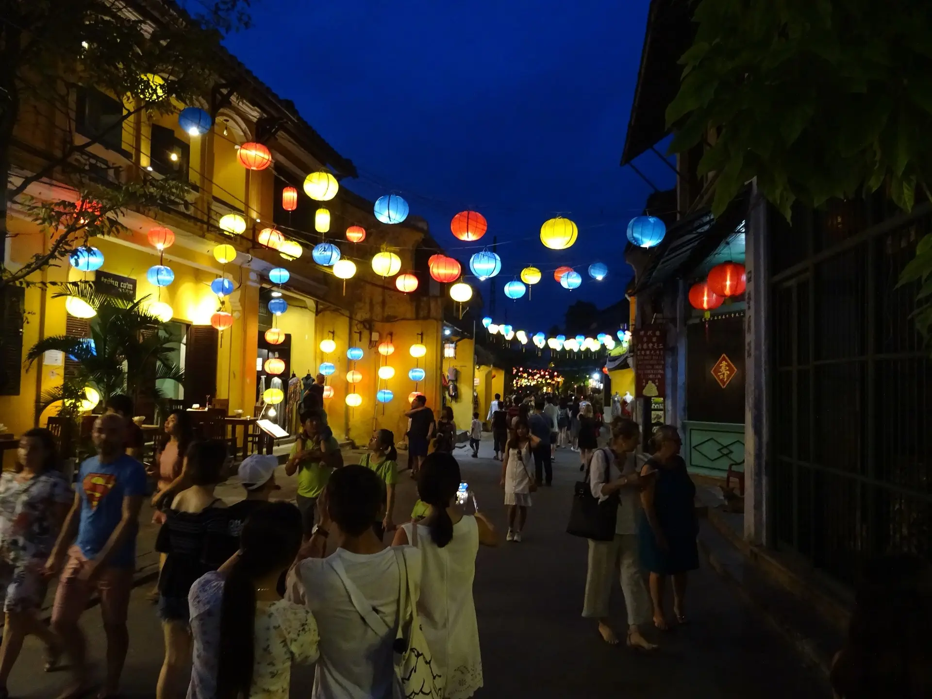 Lanternes colorées illuminant une rue de la vieille ville de Hoi An à la tombée du jour