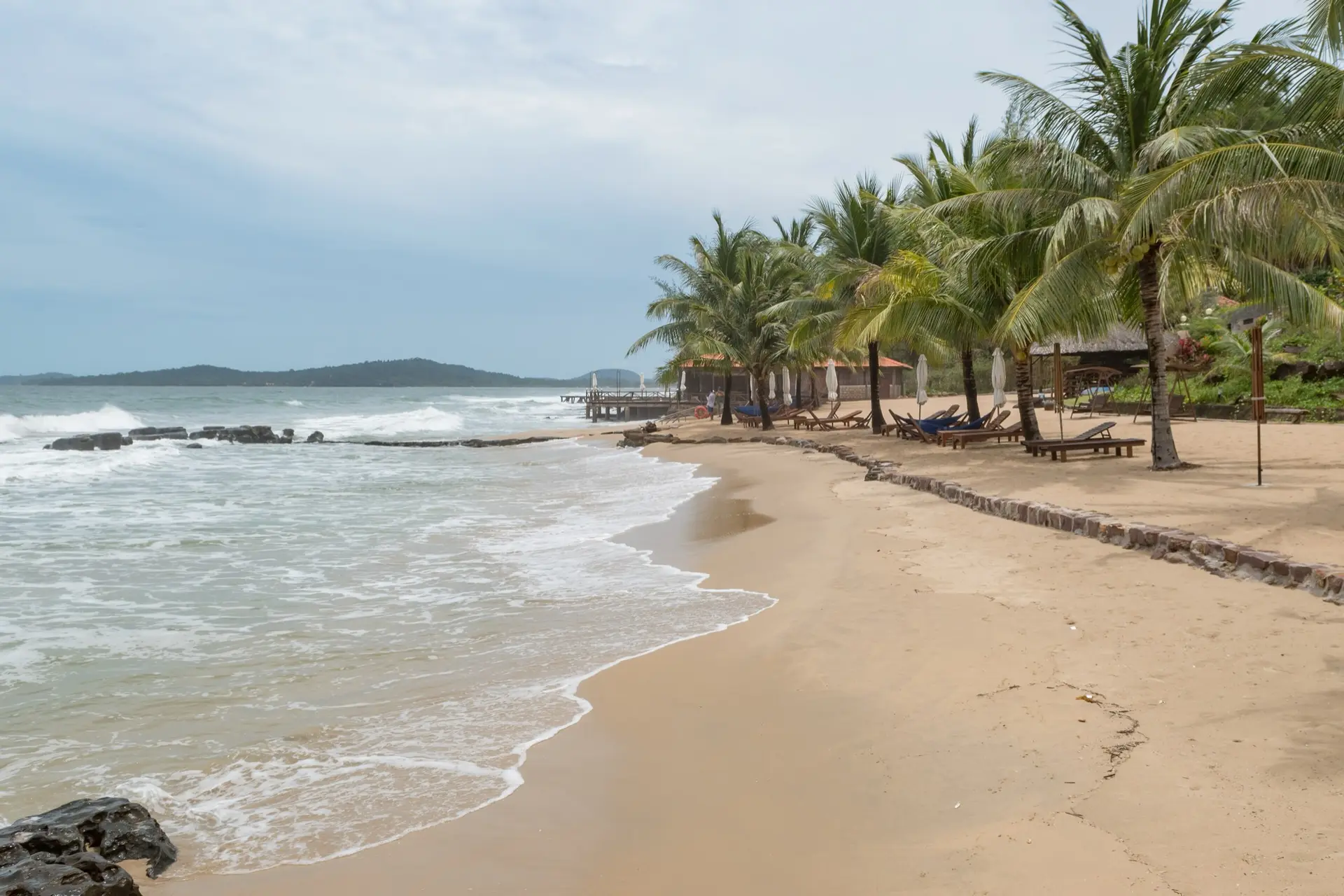 Plage bordée de cocotiers sur l'île de Phu Quoc, au sud du Vietnam