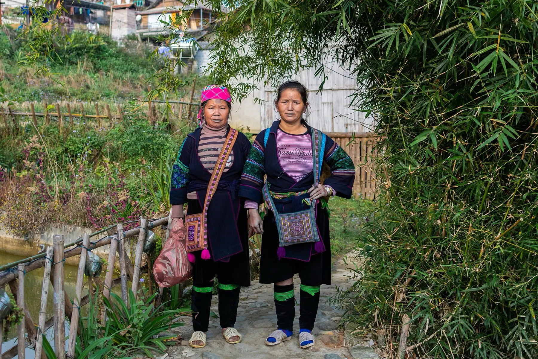 Deux femmes hmong en costume traditionnel sur un sentier des environs de Sapa, au nord du Vietnam